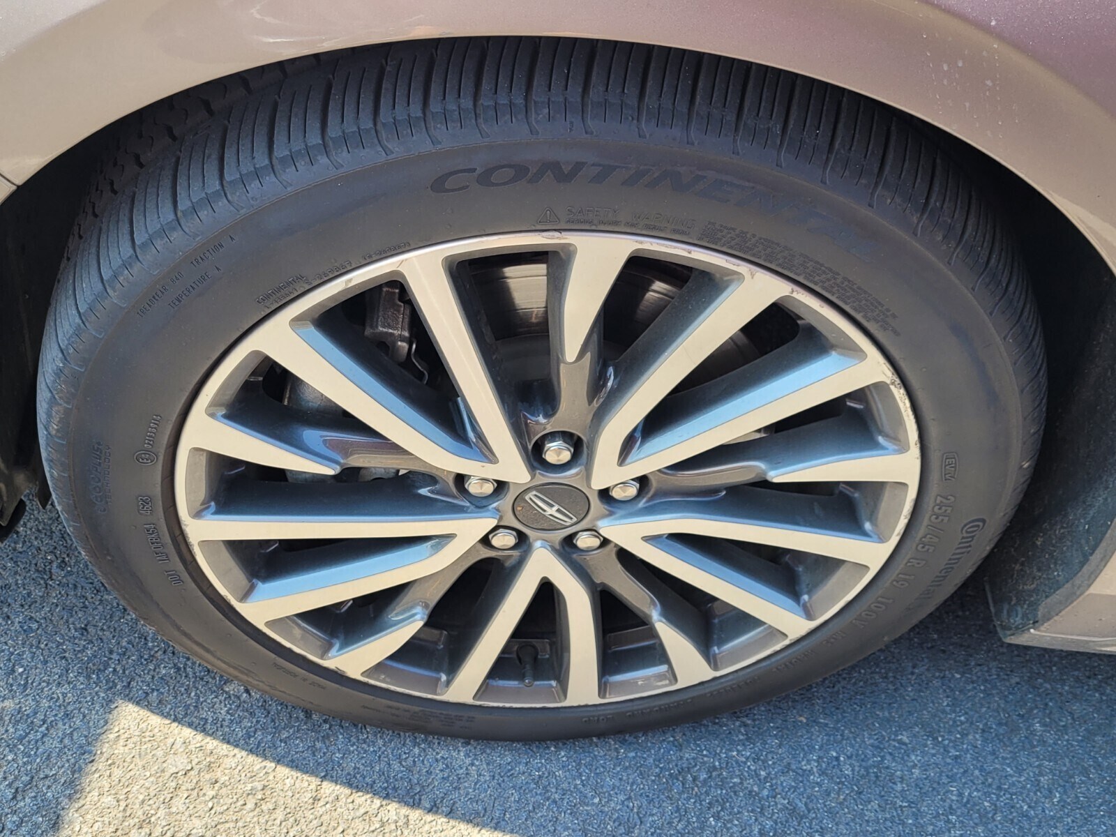 2020 Lincoln Continental Standard photo 4