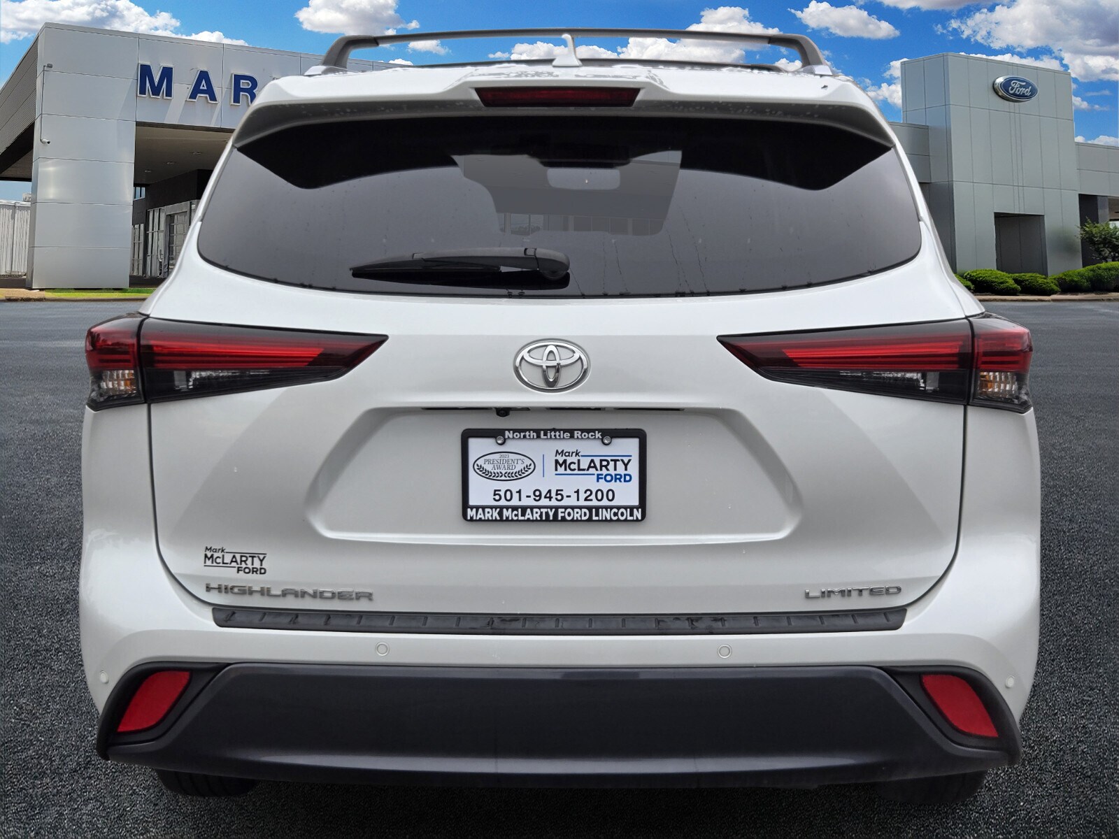 2024 Toyota Highlander XLE photo 2