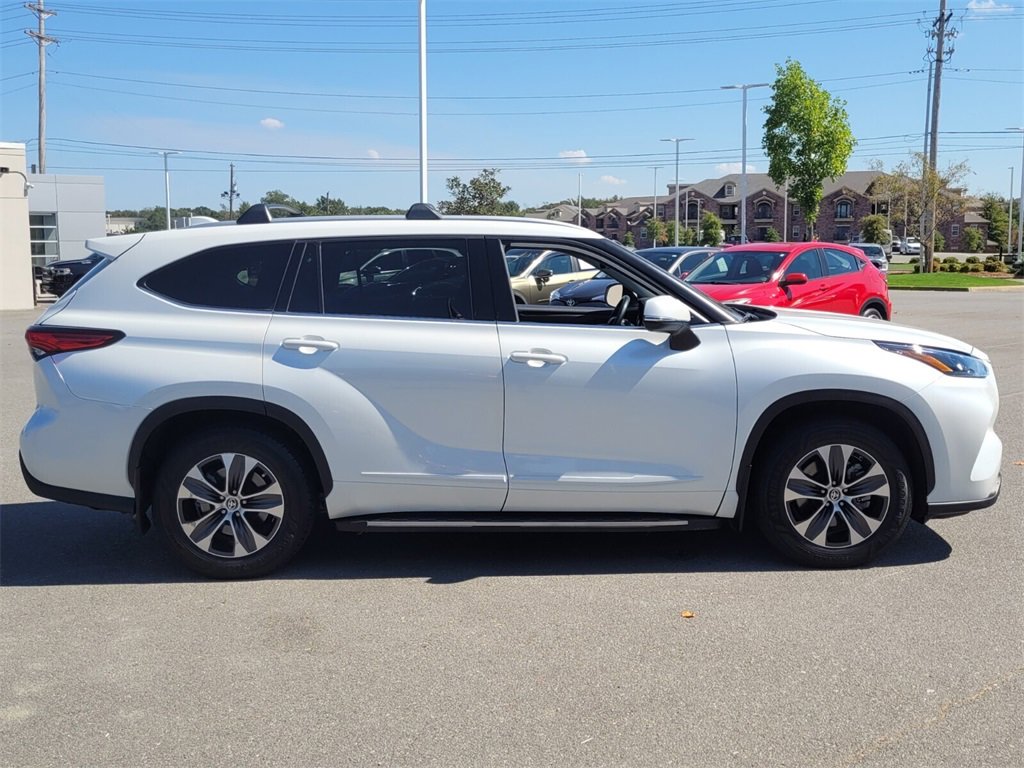 2022 Toyota Highlander XLE photo 2