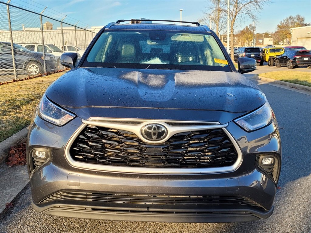 2021 Toyota Highlander XLE photo 2