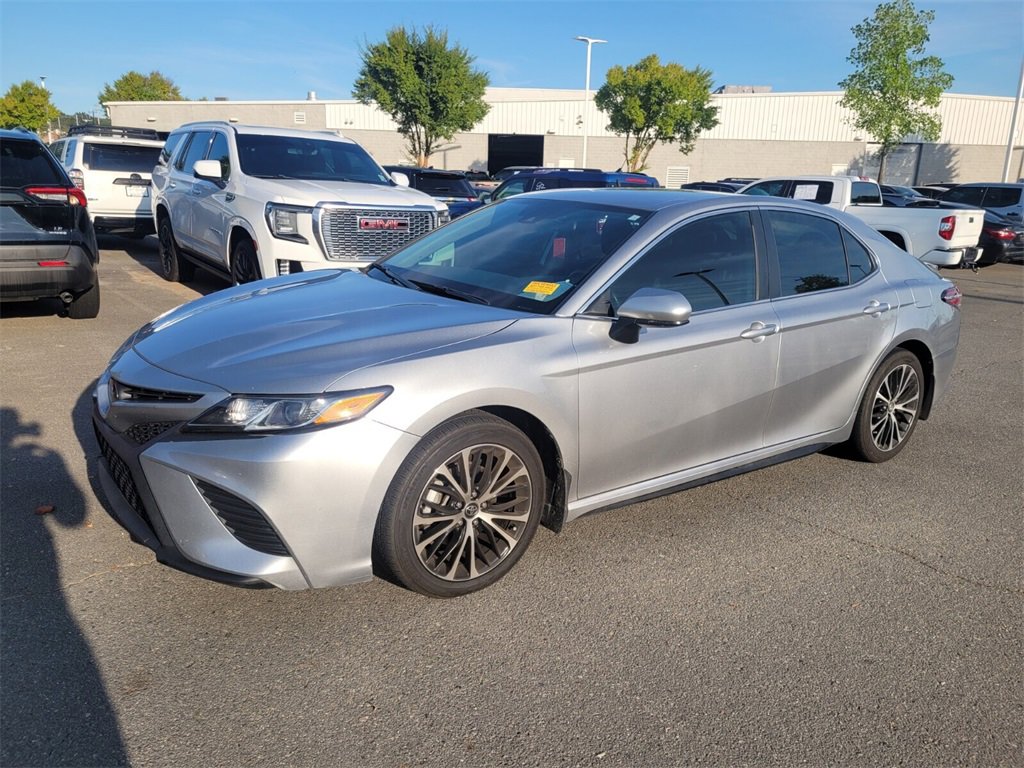 2020 Toyota Camry SE photo 2