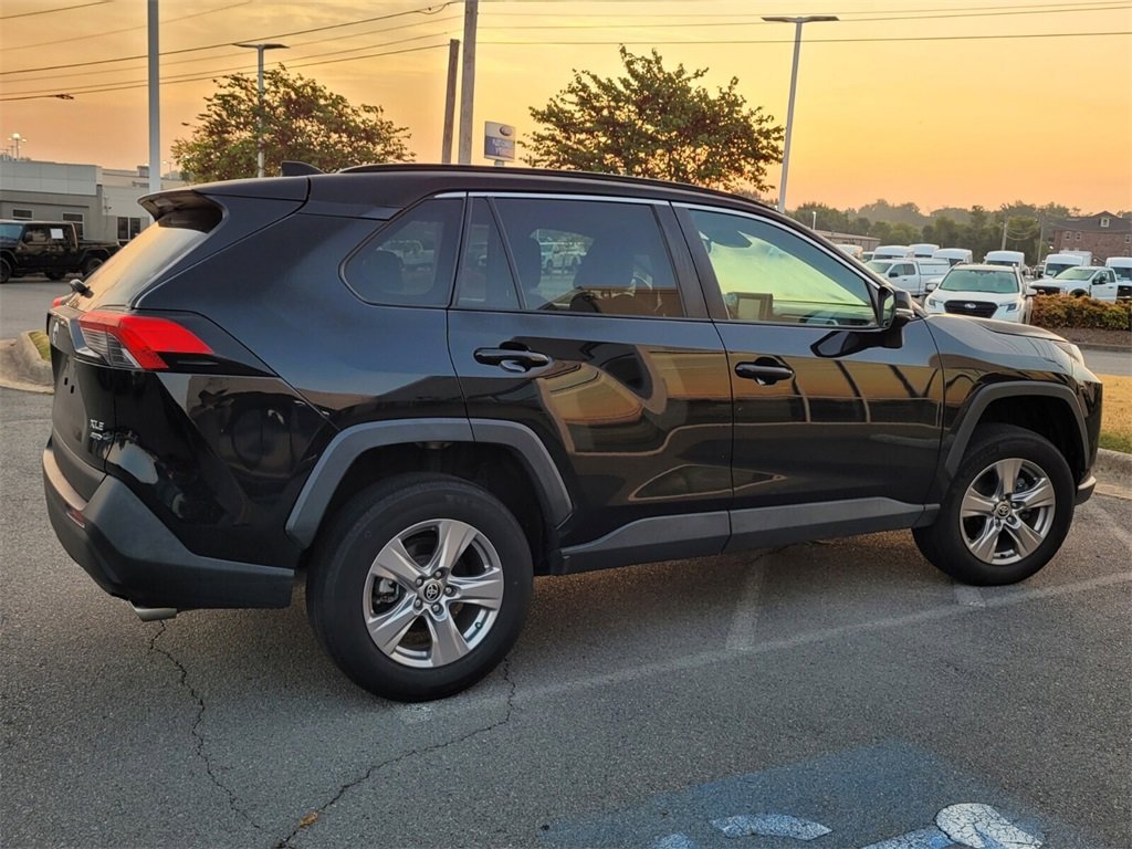 2022 Toyota RAV4 XLE photo 2