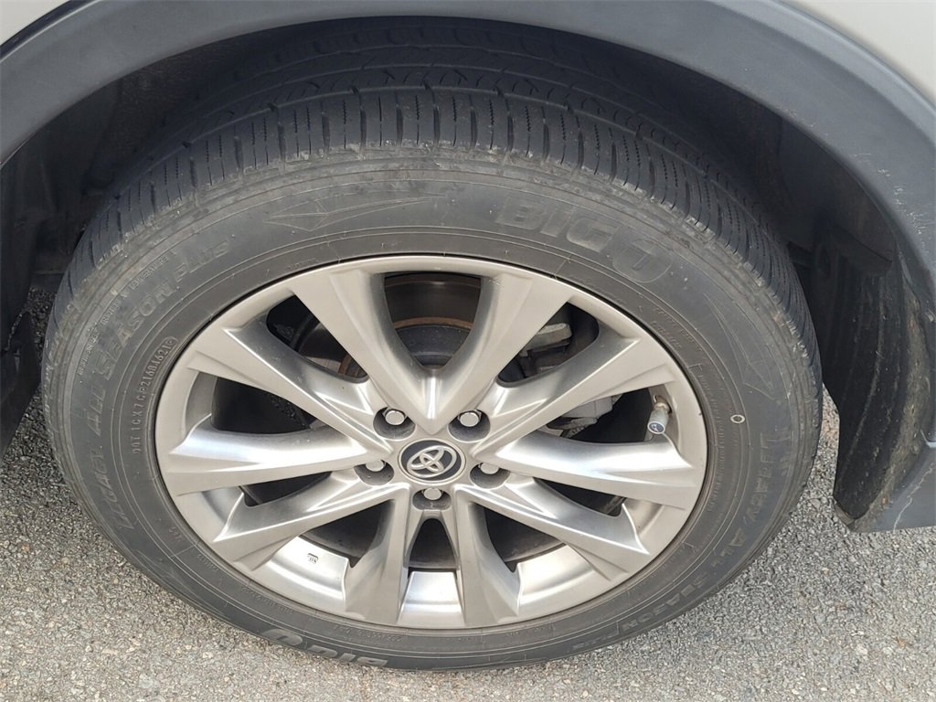 2016 Toyota RAV4 Hybrid Limited photo 2