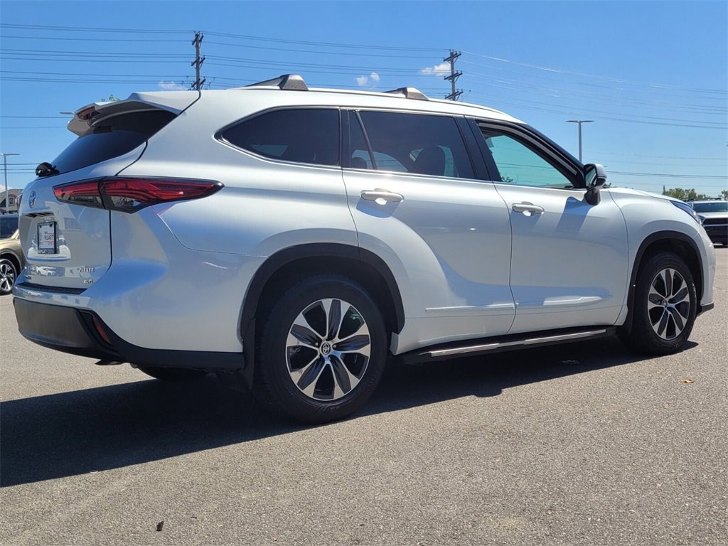 2022 Toyota Highlander XLE photo 3