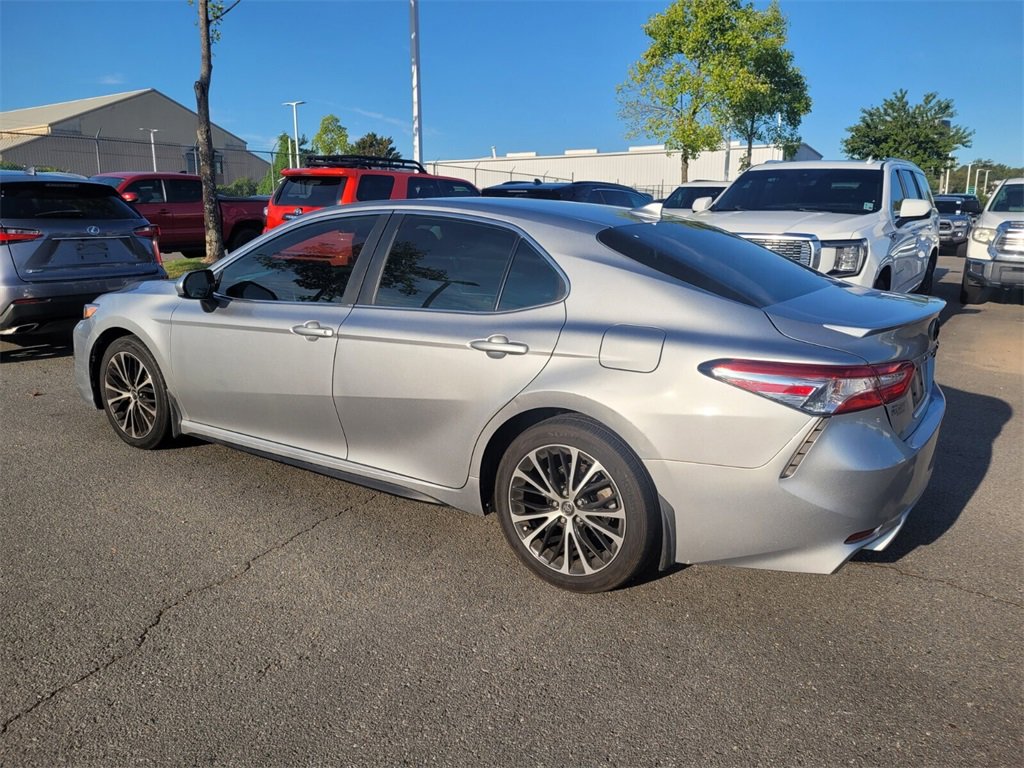 2020 Toyota Camry SE photo 3