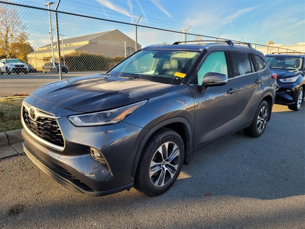 2021 Toyota Highlander XLE photo 3