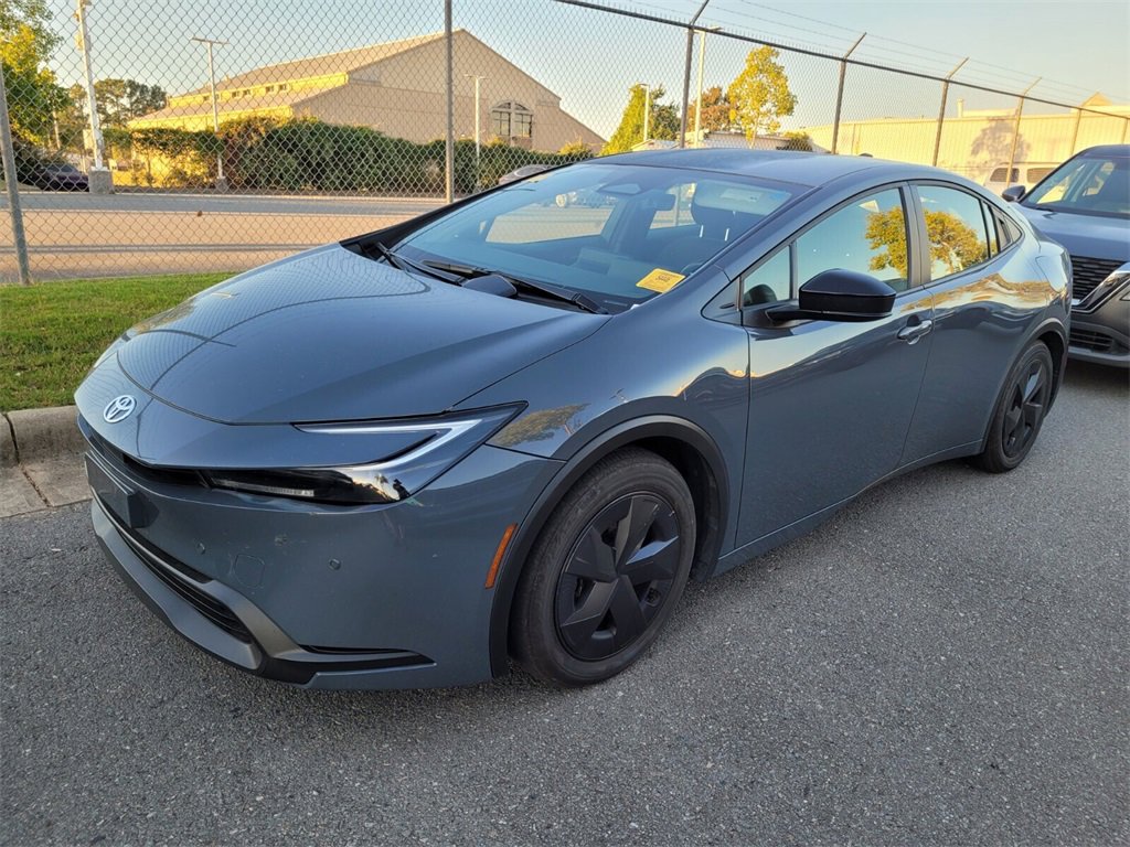 2025 Toyota Prius LE photo 2