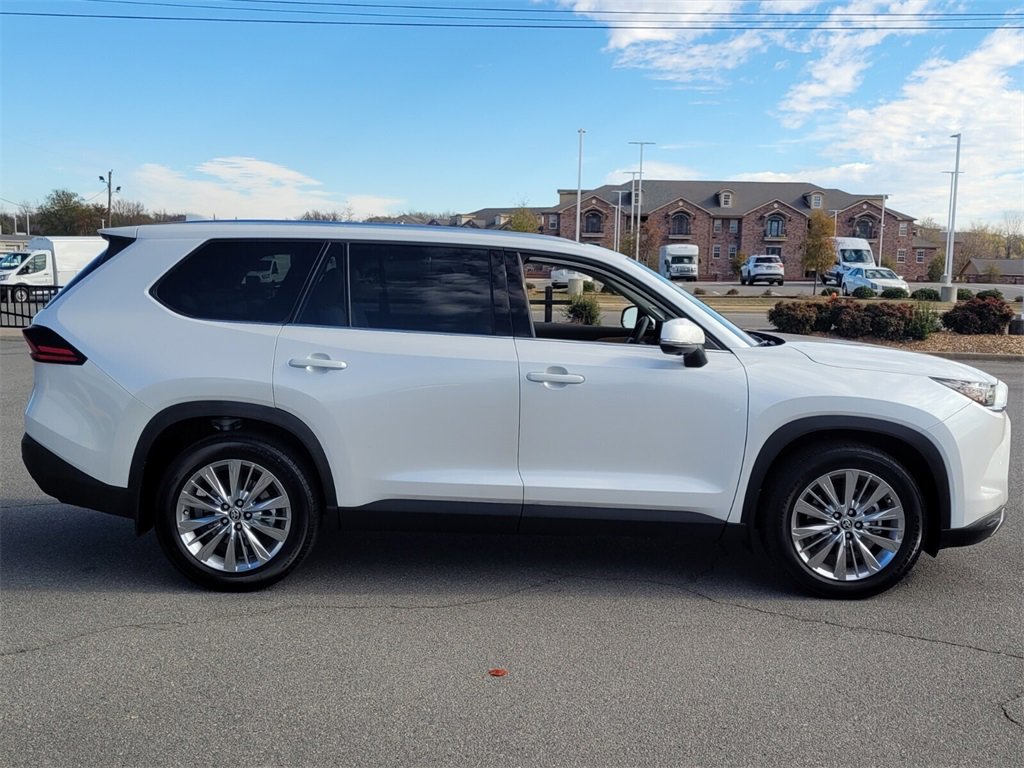 2025 Toyota Grand Highlander Platinum photo 2