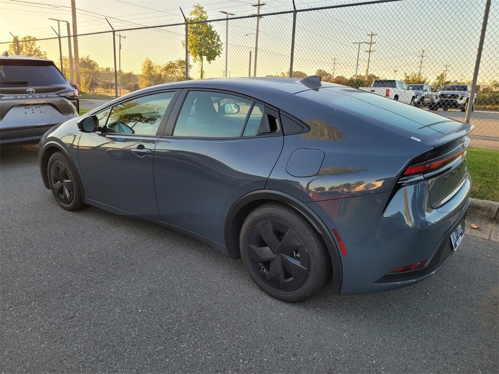 2025 Toyota Prius LE photo 3