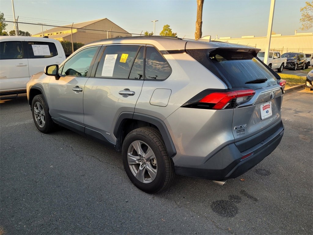 2022 Toyota RAV4 Hybrid XLE photo 3