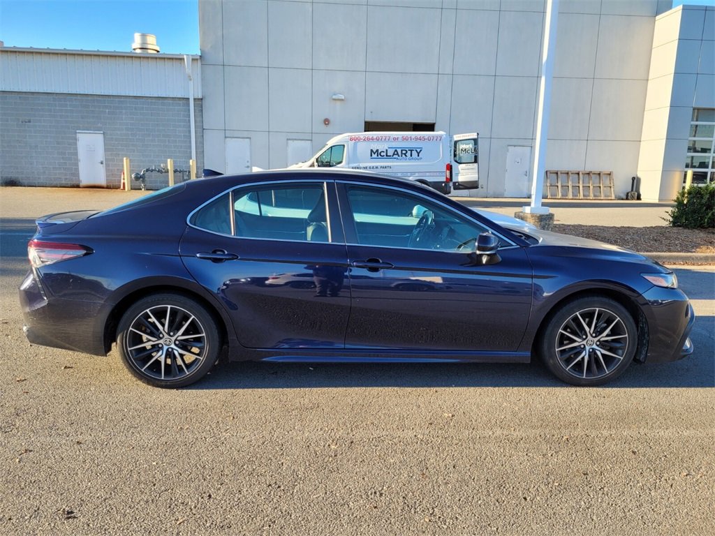 2022 Toyota Camry SE photo 2