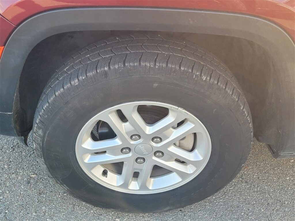 Used 2024 Jeep Grand Cherokee Laredo SUV