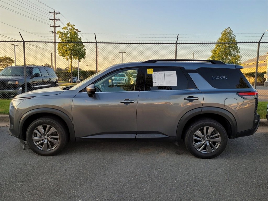 2023 Nissan Pathfinder SV photo 3
