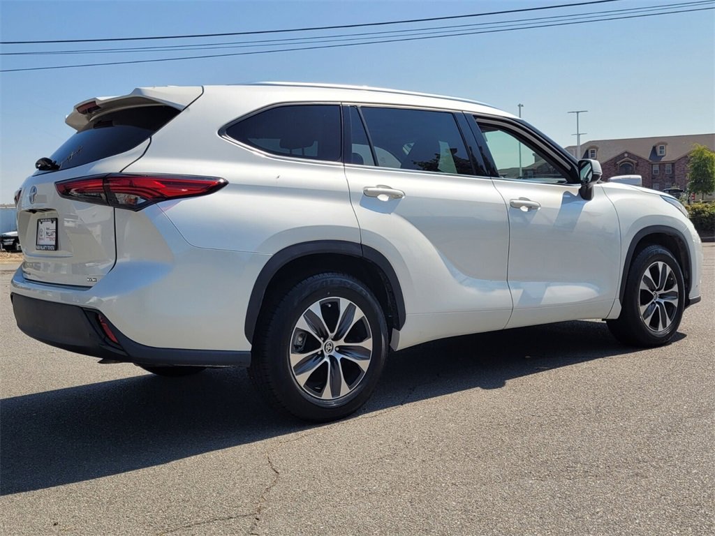 2021 Toyota Highlander XLE photo 2