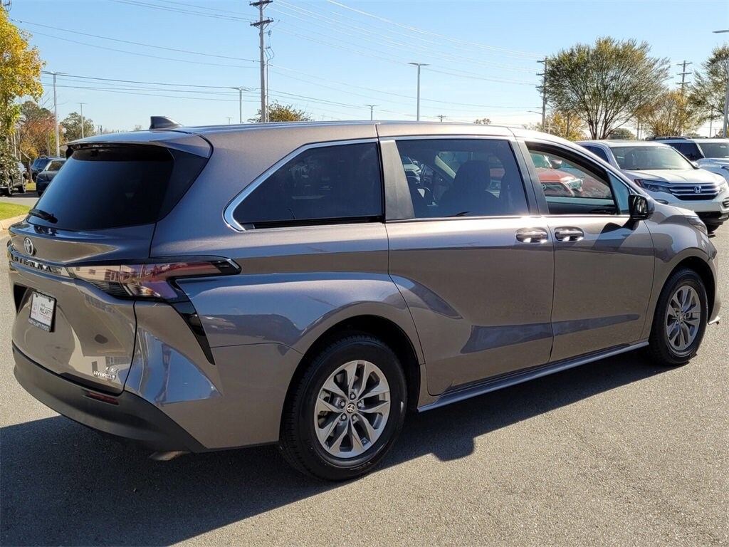 Used 2024 Toyota Sienna LE 8 Passenger Van Passenger Van