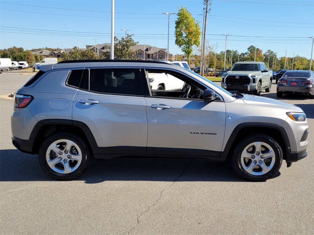 2023 Jeep Compass Latitude photo 2