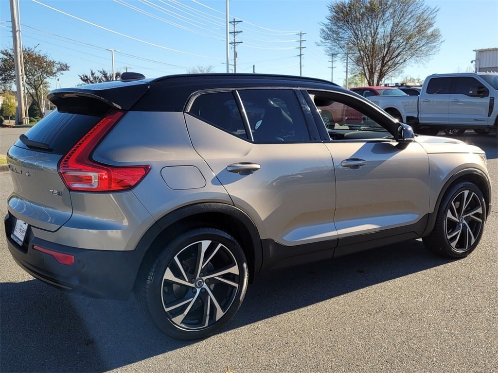 Used 2022 Volvo XC40 T5 AWD R-Design SUV