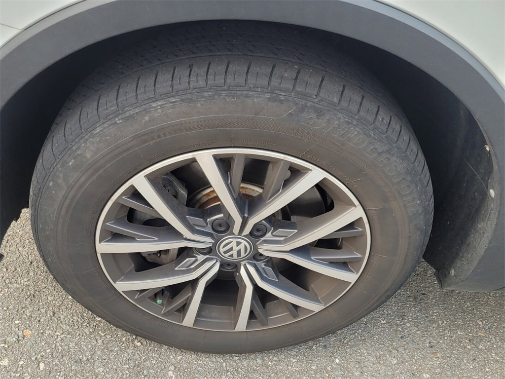 2019 Volkswagen Tiguan SE R-Line photo 2