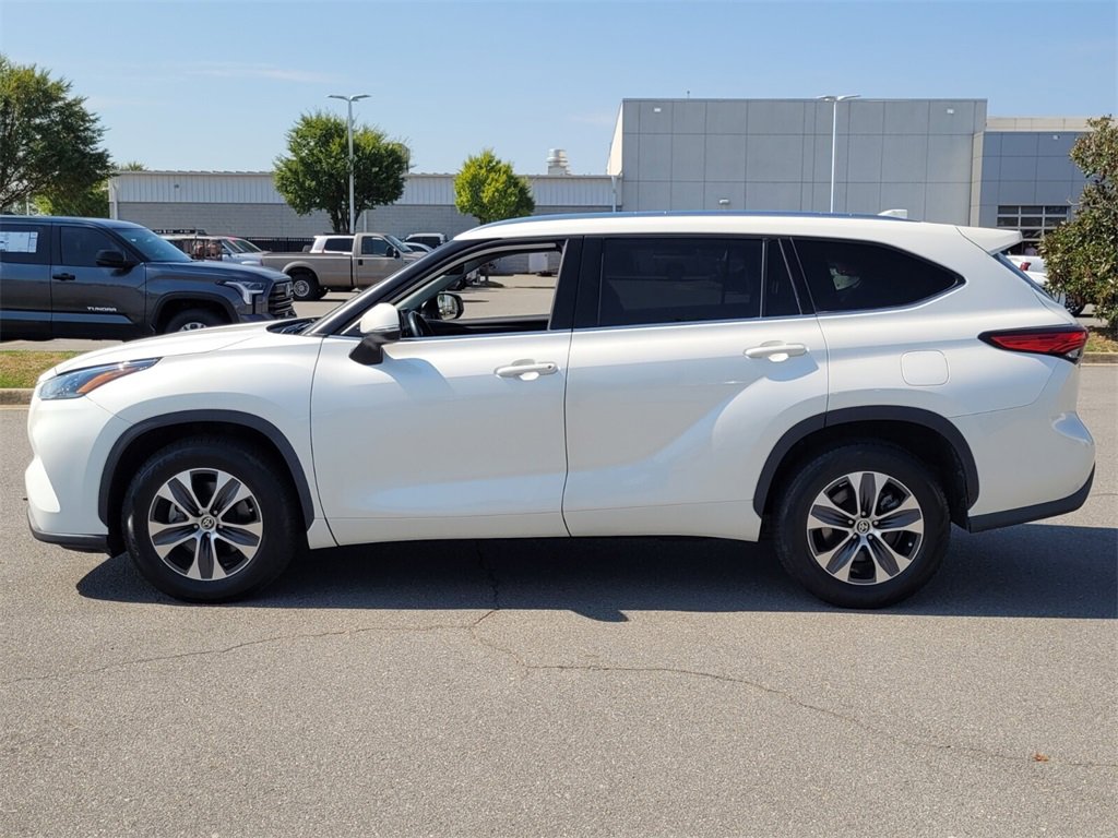 2021 Toyota Highlander XLE photo 3