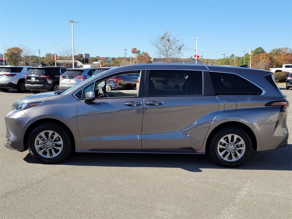 Used 2024 Toyota Sienna LE 8 Passenger Van Passenger Van
