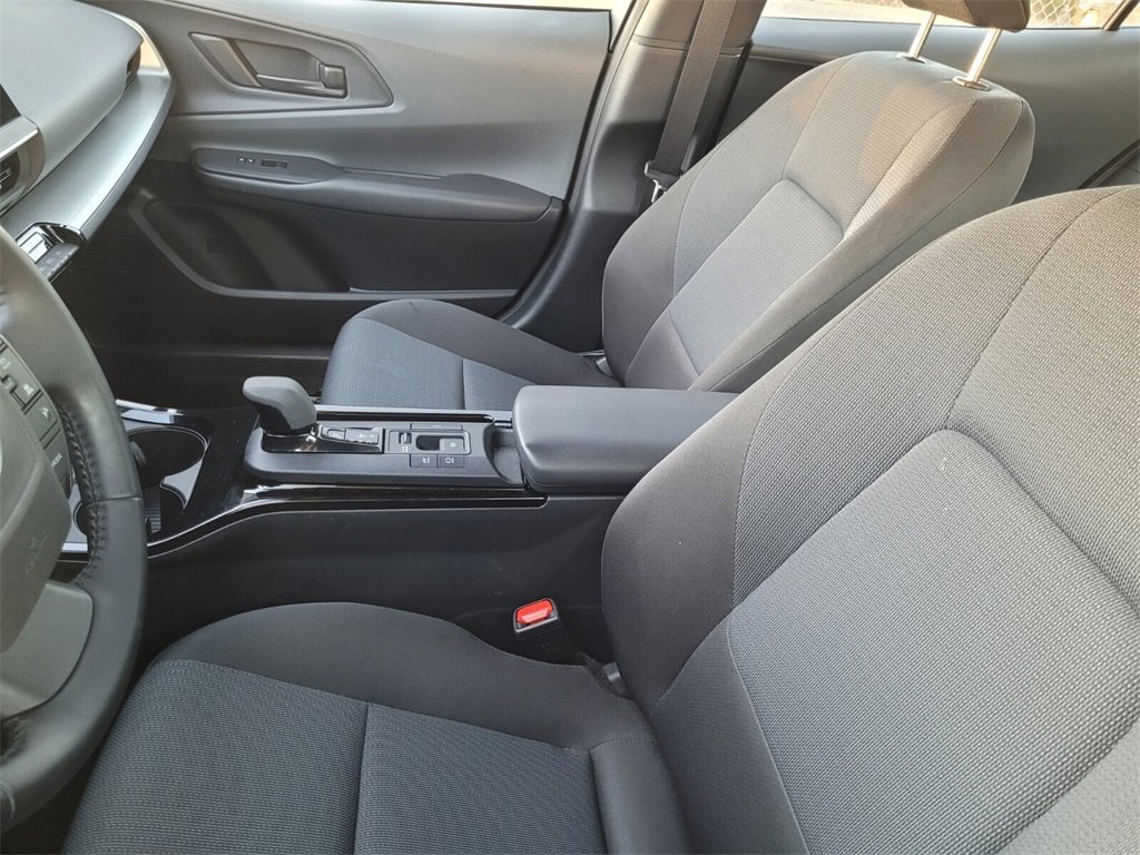 2025 Toyota Prius LE photo 4