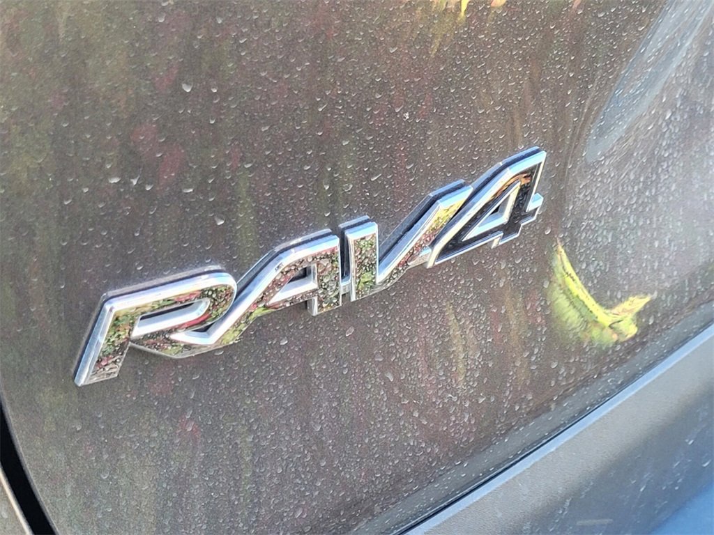 2025 Toyota RAV4 Hybrid XLE photo 3