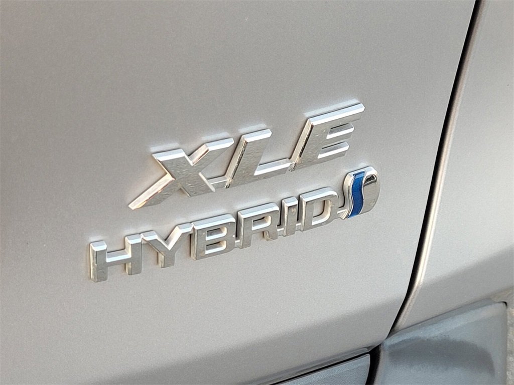 2022 Toyota RAV4 Hybrid XLE photo 2
