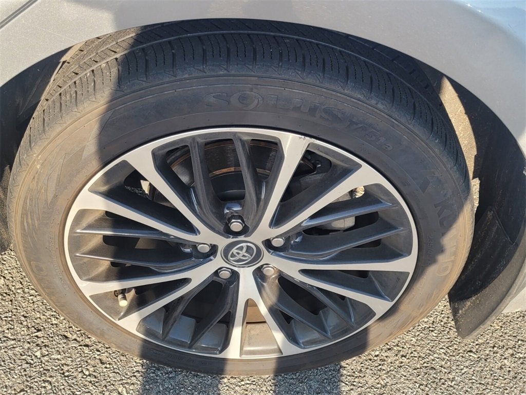 2020 Toyota Camry SE photo 4