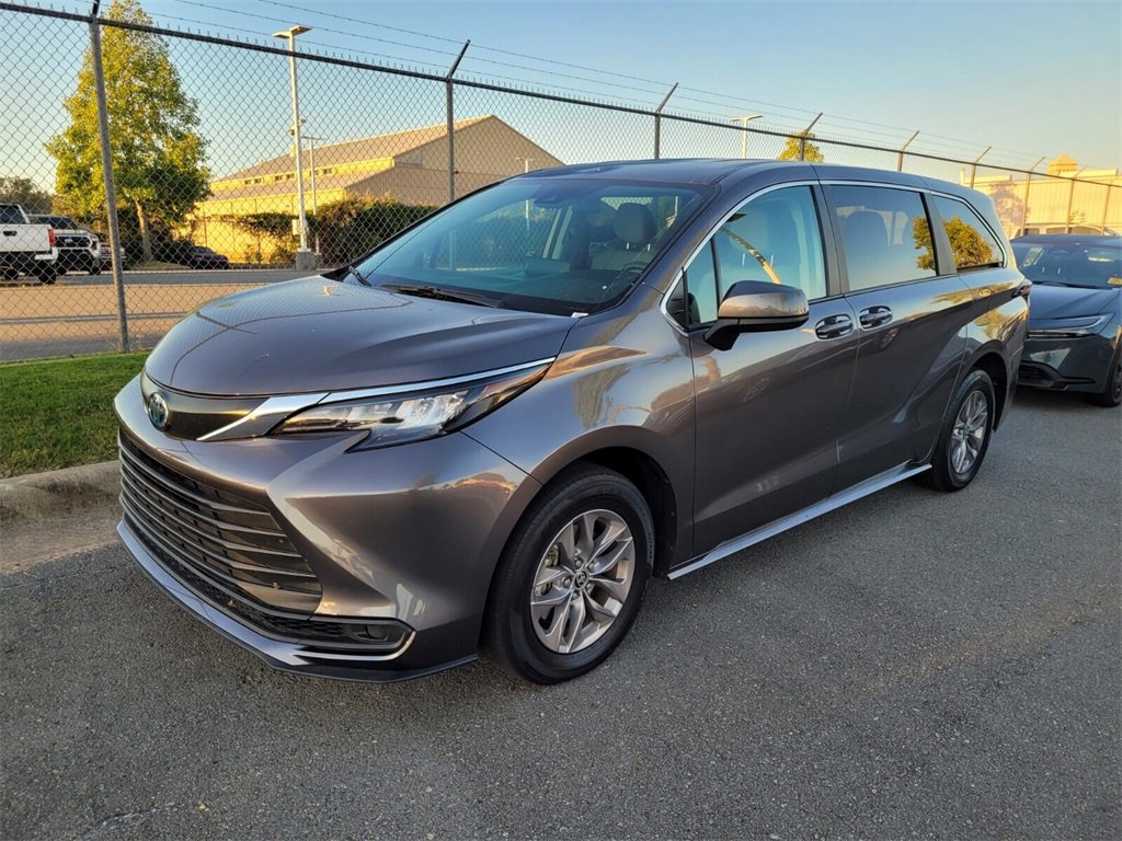 2024 Toyota Sienna LE photo 2