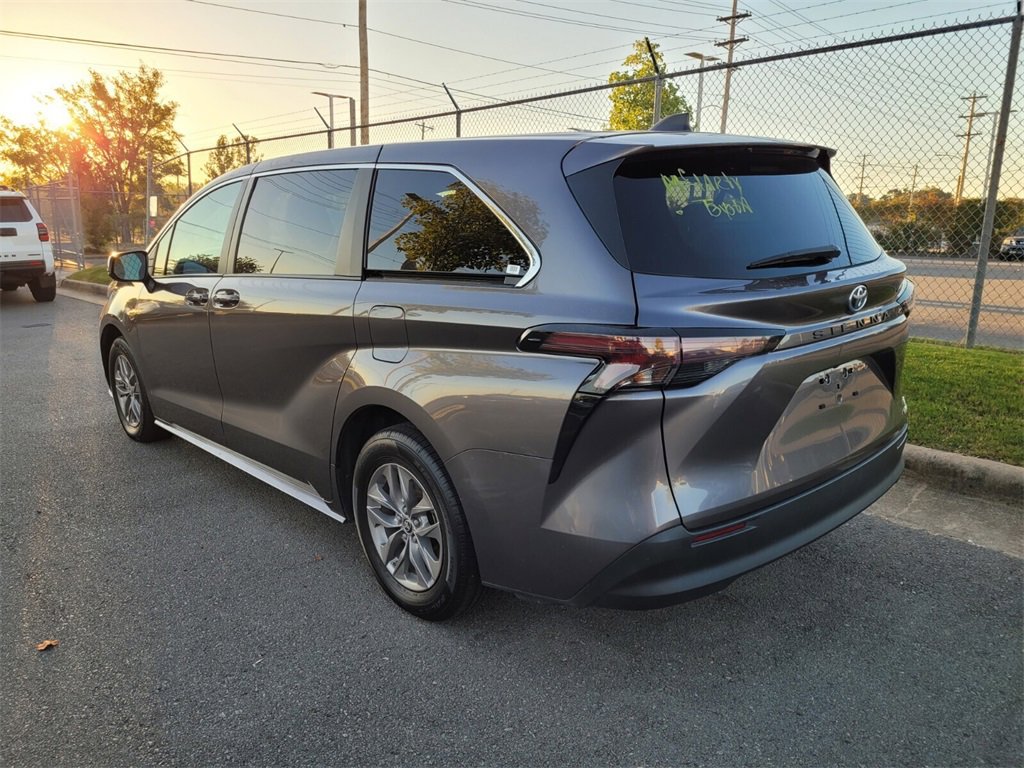 2024 Toyota Sienna LE photo 3
