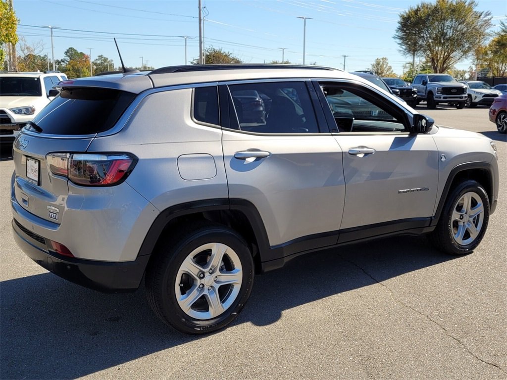 2023 Jeep Compass Latitude photo 3