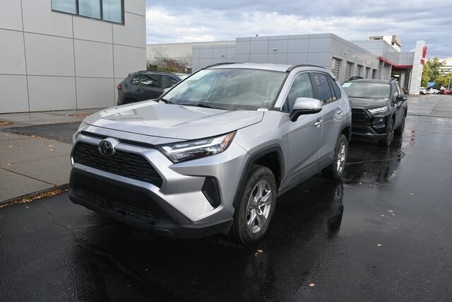 2025 Toyota RAV4 XLE photo 3