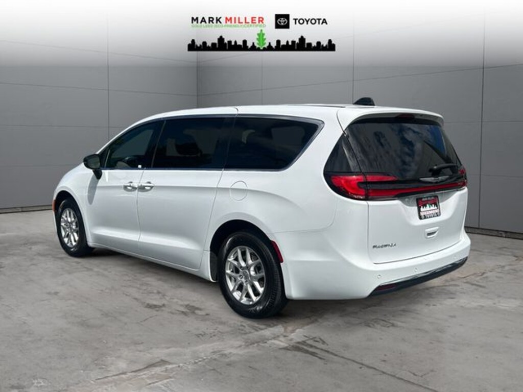 Used 2025 Chrysler Pacifica Select Van Passenger Van