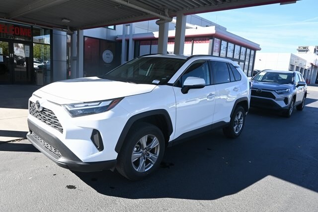 2025 Toyota RAV4 XLE photo 4