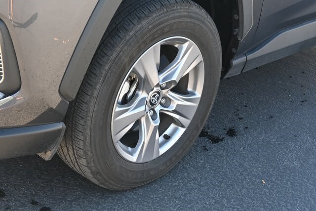 2025 Toyota RAV4 XLE photo 4