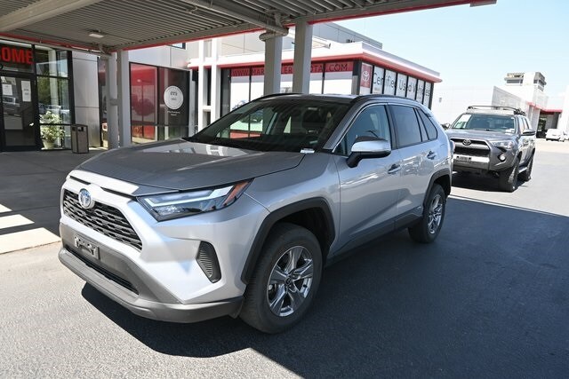 2024 Toyota RAV4 Hybrid XLE photo 3