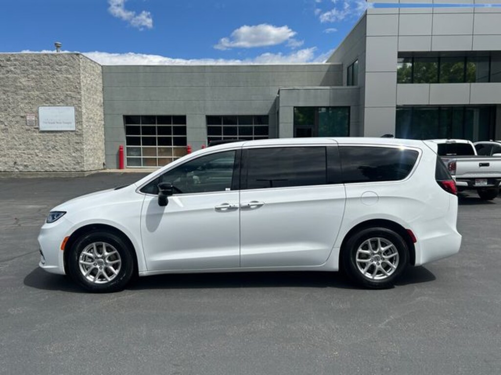 Used 2025 Chrysler Pacifica Select Van Passenger Van