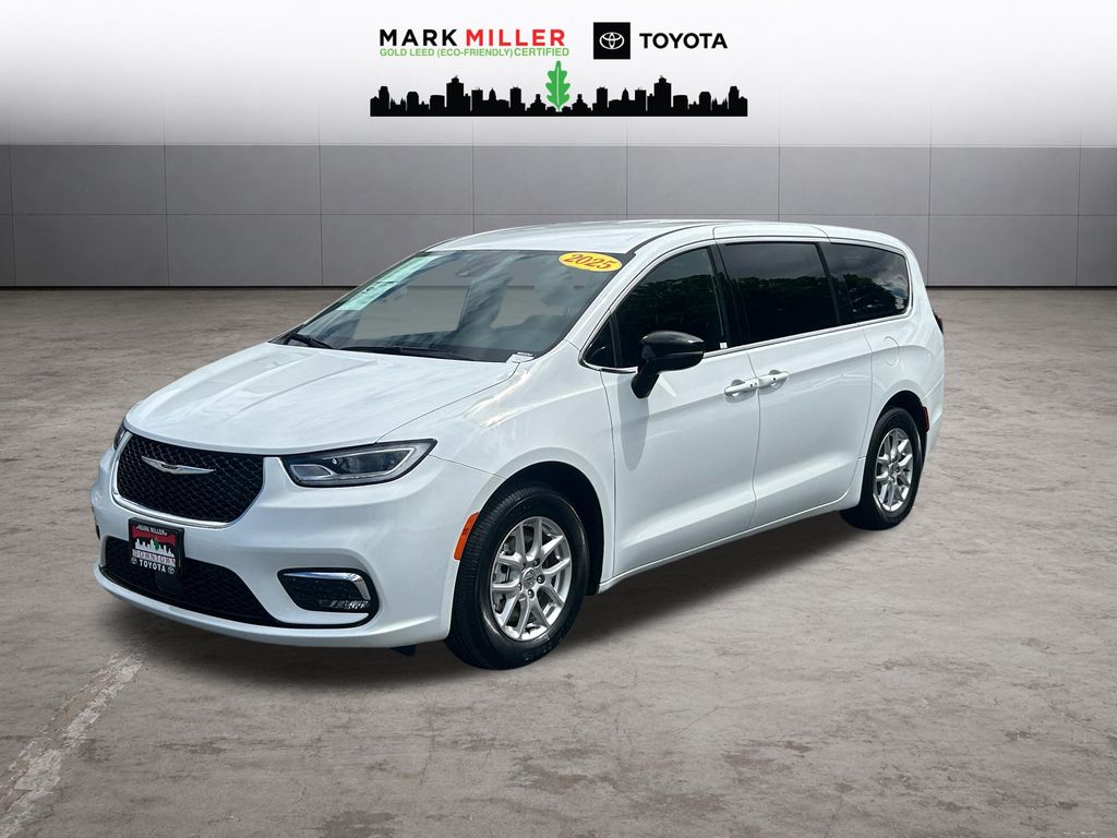 2025 Chrysler Pacifica Select's photo