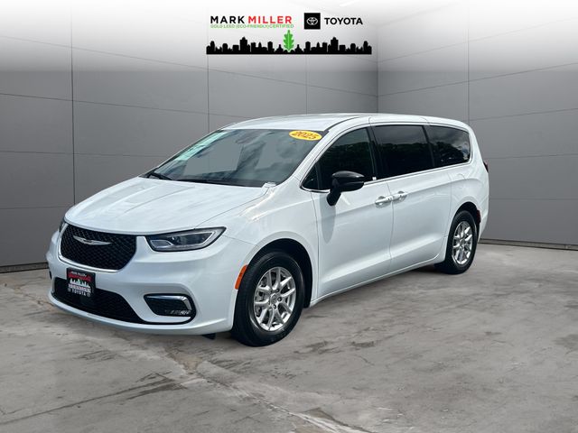 2025 Chrysler Pacifica Select's photo