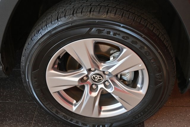 2025 Toyota RAV4 XLE photo 3