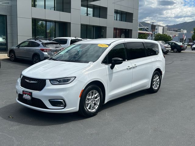 2025 Chrysler Pacifica Select's photo