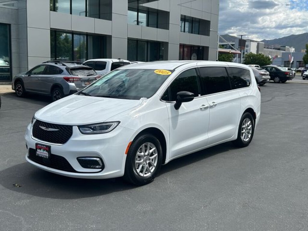 Used 2025 Chrysler Pacifica Select Van Passenger Van