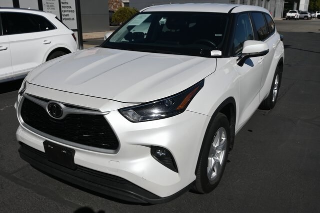 2024 Toyota Highlander LE photo 4