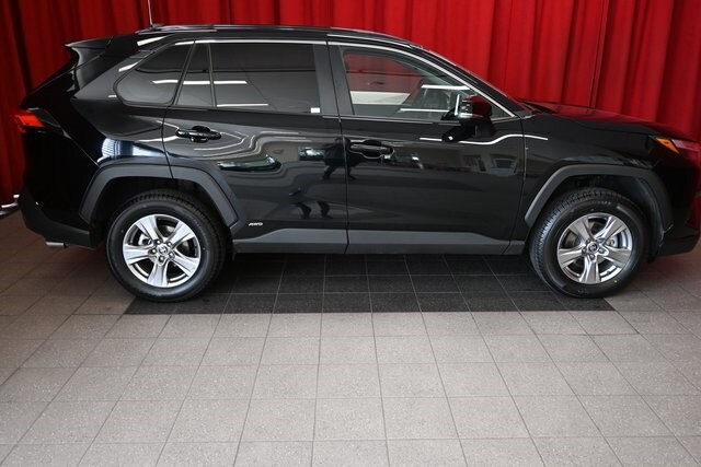 2024 Toyota RAV4 Hybrid XLE photo 3