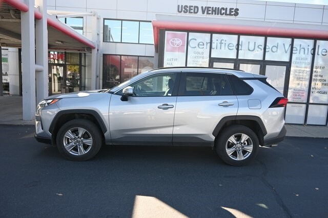 2025 Toyota RAV4 XLE photo 4