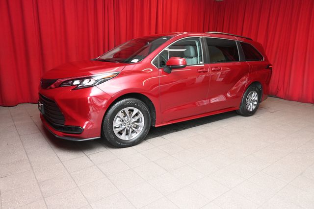 2024 Toyota Sienna LE's photo