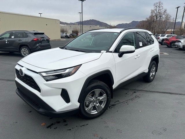 2025 Toyota RAV4 XLE's photo