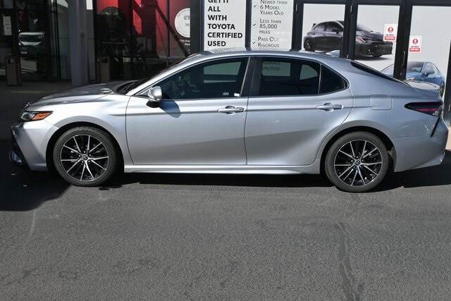 2023 Toyota Camry SE photo 3