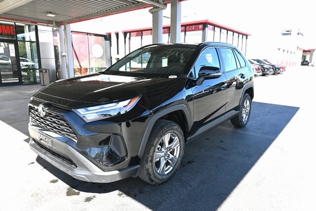 2025 Toyota RAV4 XLE photo 4