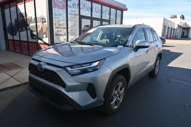 2025 Toyota RAV4 XLE photo 3